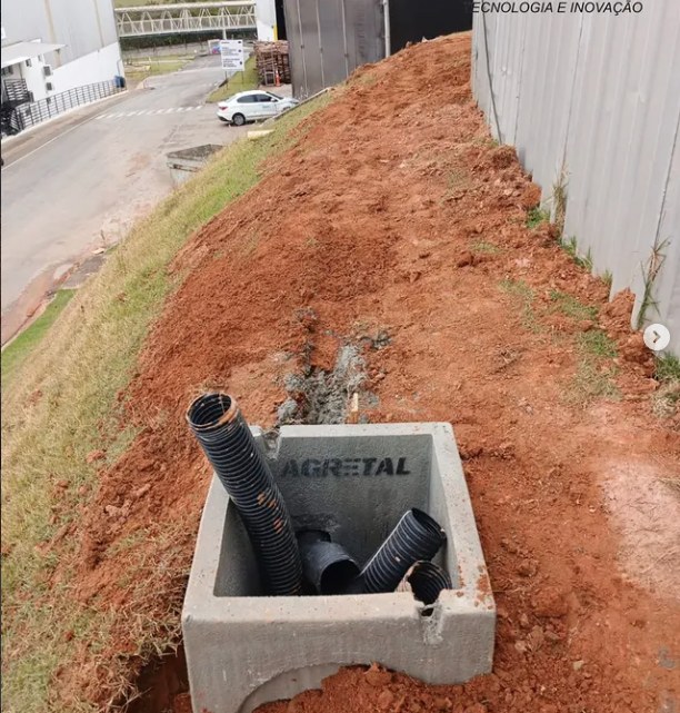 Caixa de passagem instalada para cabos subterrâneos