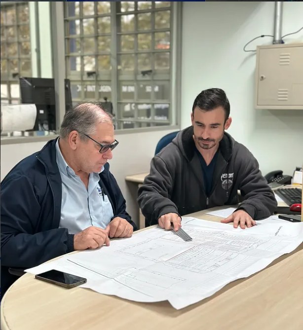Engenheiros da Engepra analisando projeto elétrico