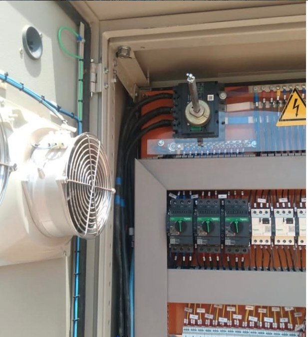 Painel aberto com contatores e ventilação forçada