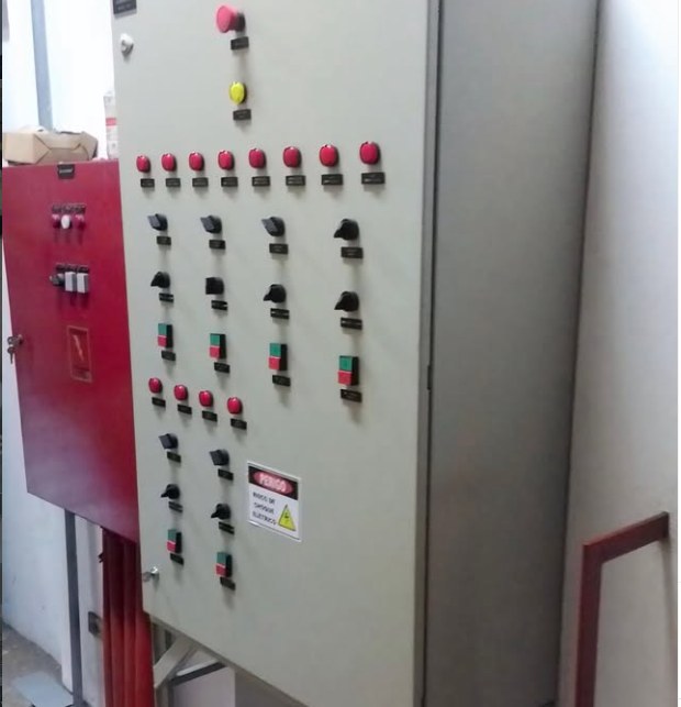 Painel de comando industrial com botoeiras e sinaleiros