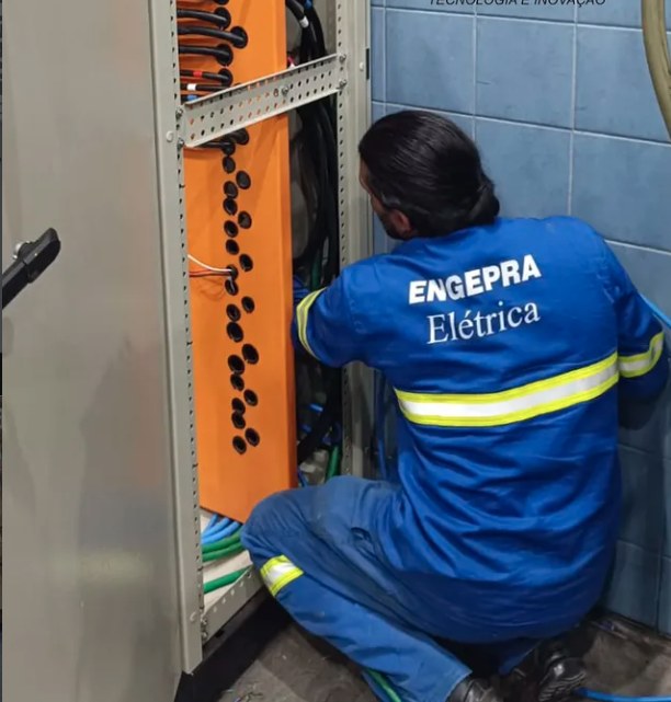 Técnico da Engepra organizando cabeamento em painel