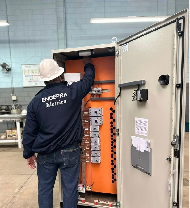 Técnico da Engepra montando quadro de distribuição